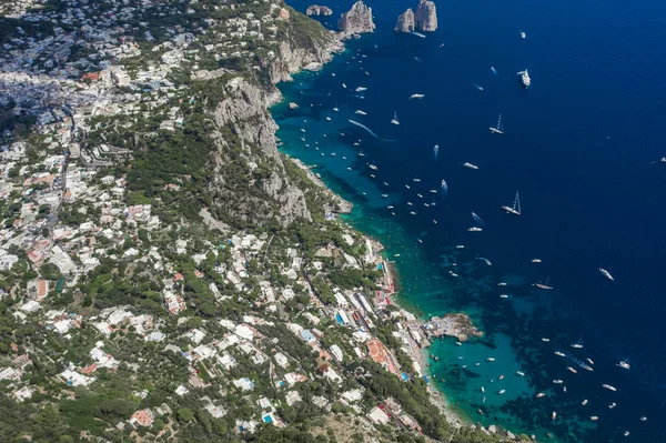 Hava aracı, Tyrhenian denizindeki Güney Capri adası kıyı şeridini görüntüledi. — Stok fotoğraf