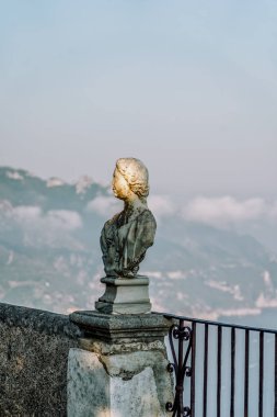 Sonsuzluk terasında gün batımında tarihi heykel, Villa Cimbrone, Ravello 'da, İtalya' nın Amalfi sahilinin tepesinde.