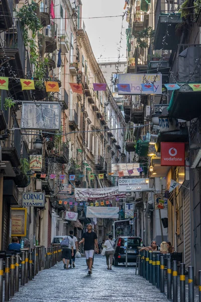 Nápoles, Italia - 15 de agosto de 2019: Calle de la ciudad con balcón de residentes en el centro histórico — Foto de Stock