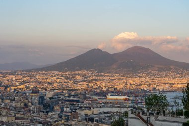 Napoli şehriyle Vezüv Yanardağı 'nın gün batımı manzarası