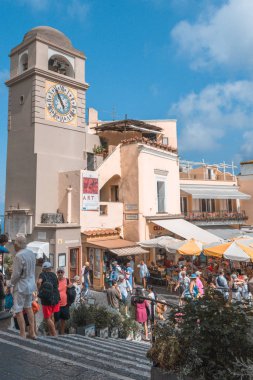 Capri, İtalya - 13 Ağustos 2019: Şehir merkezindeki Piazza Umberto Meydanı 'nda sabah erken saatlerde turistler