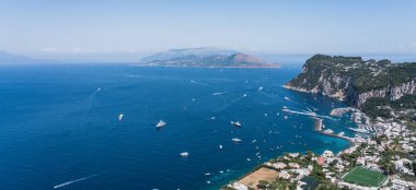 Kuzey Capri Adası Sahil Hattı 'nın panoramik manzarası ve Tyrhenian Denizi ve Torrento Yarımadası' ndaki Marina Grande limanı