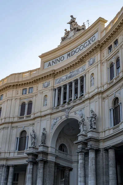 Neapol, Włochy - 15 sierpnia 2019: Fasada centrum handlowego Galleria Umberto I w zabytkowym centrum miasta — Zdjęcie stockowe