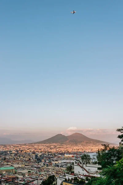 Samolot przelatuje nad wulkanem Mont Vesuvius z miastem Neapol na pierwszym planie — Zdjęcie stockowe