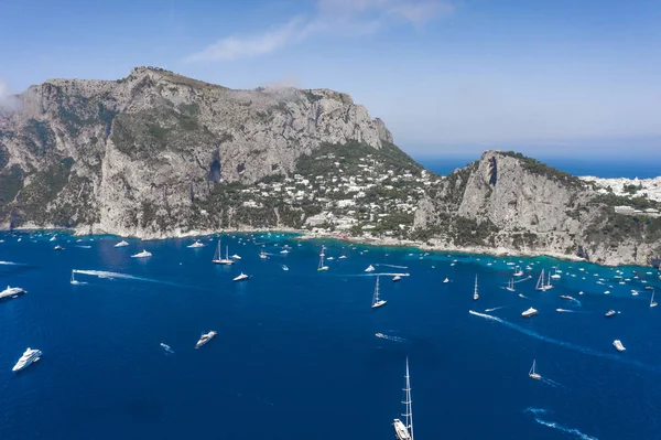 Hava aracı, Tyrhenian Denizi 'ndeki Capri Adası' nın güney sahil şeridini yatlarla görüntüledi. — Stok fotoğraf