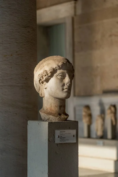 Atény, Řecko - 17. srpna 2019: Bezhlavé mužské tělo z mramoru ve zlatém západu slunce ve starověké Aténě — Stock fotografie