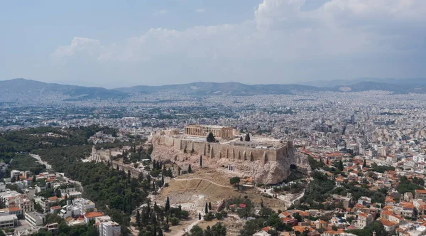 Luftdrohnenaufnahme der südseitigen Akropolis von Athen und des Amphitheater-Odeons von herodes atticus — Stockfoto