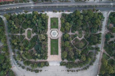 Atina 'daki Zappeion Hall kongre merkezinin önündeki ulusal bahçedeki havadan insansız hava aracı atışı