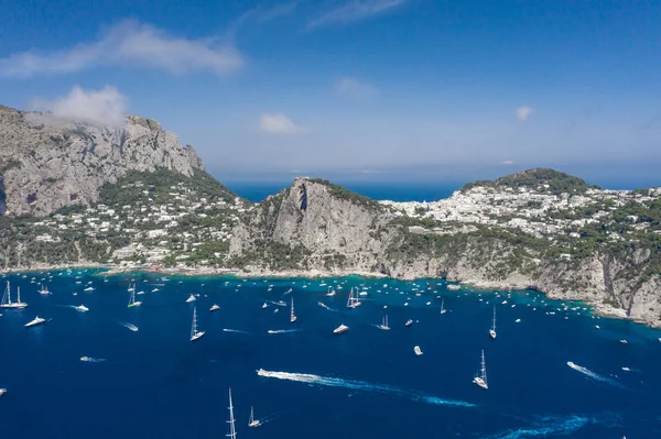 Hava aracı, Tyrhenian Denizi 'ndeki Capri Adası' nın güney sahil şeridini yatlarla görüntüledi. — Stok fotoğraf