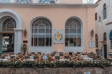 Capri, İtalya - 13 Ağustos 2019: Capri 'de açık oturaklı Quisisana Restoranı