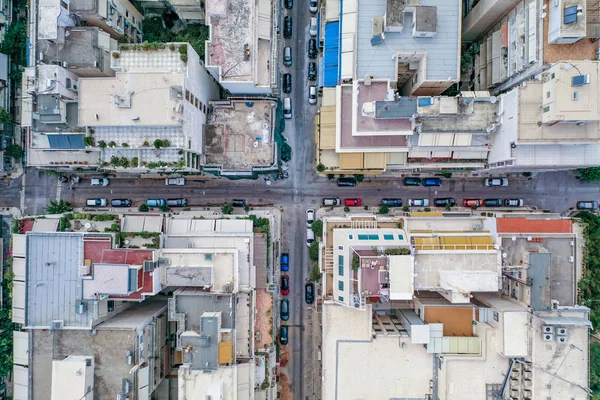 Tiro aéreo aéreo aéreo aéreo de la calle Atenas estacionado con coches cerca de Lycabettus Hill en verano soleado — Foto de Stock