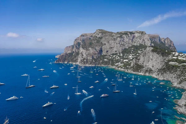 Flygdrönare skott vy över södra kusten av Capri Islan i Tyrrenska havet med båtar — Stockfoto
