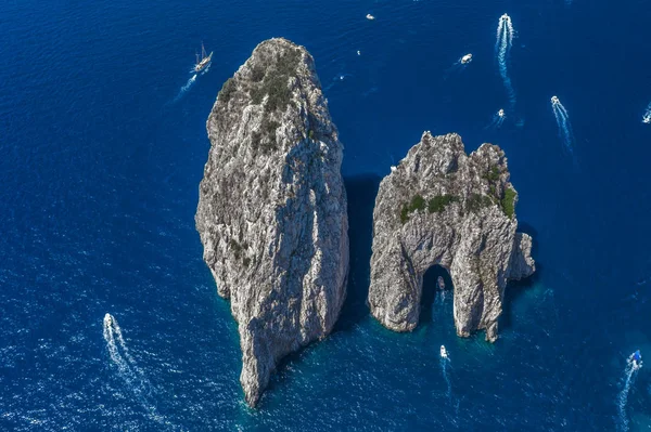 Yazın Tyrhenia Denizi 'nde Capri Adası açıklarında yatları olan Faraglioni kireçtaşı kayalıklarının hava aracı görüntüsü. — Stok fotoğraf