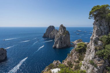 Capri Adası yakınlarındaki Tyrrhenian Denizi 'ndeki Kireçtaşı Kayalıkları Faraglioni