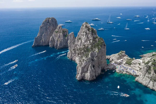 Hava aracı Faraglioni 'yi lüks yatlarla Tyrhenian denizindeki doğu Capri Adası' ndan görüntüledi.