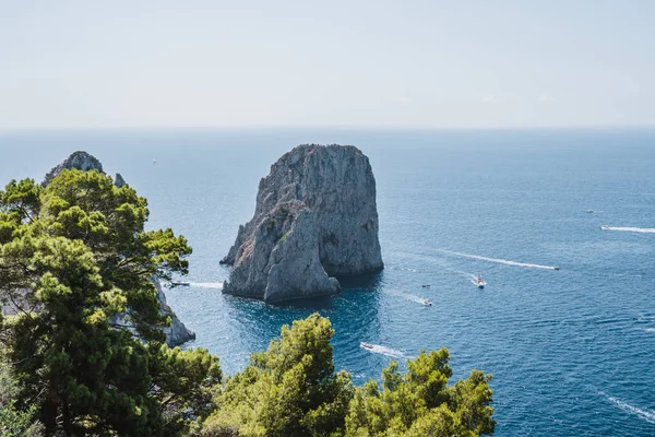Kalksten Crags Faraglioni i Tyrrenska havet nära Capri Island — Stockfoto