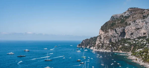 Güney Capri Adası kıyı şeridinin panoramik manzarası — Stok fotoğraf