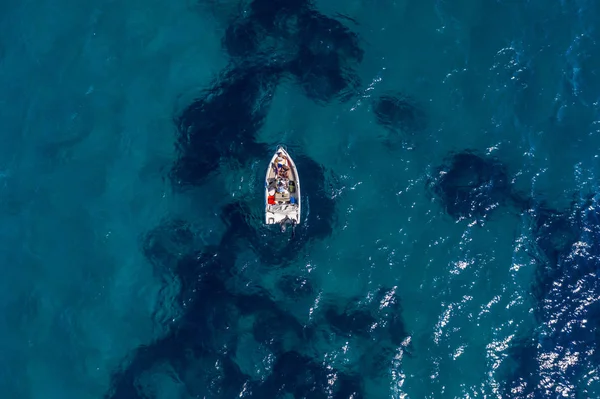 Hava aracı Zakynthos Adası yakınlarındaki İyon Denizi 'ndeki bir tekneyi görüntüledi. — Stok fotoğraf