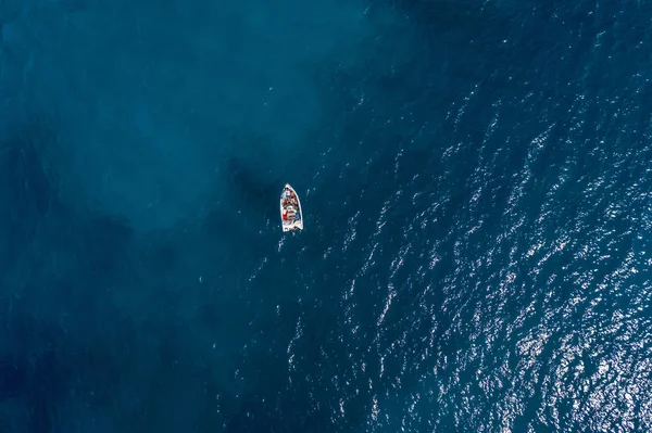 Hava aracı Zakynthos Adası yakınlarındaki İyon Denizi 'ndeki bir tekneyi görüntüledi. — Stok fotoğraf