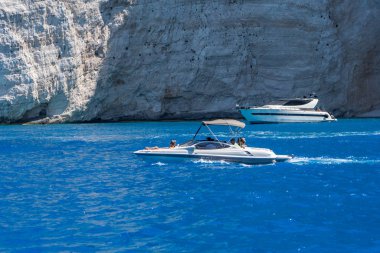 Zakynthos, Yunanistan - 20 Ağustos 2019: Zakynthos gemi enkazı Navagio körfezi yakınlarındaki İyon Denizi 'nde korsanca gemi seyahatleri