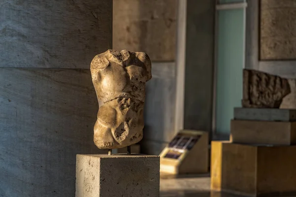 Hoofdloos mannelijk lichaam van marmer in gouden zonsondergang licht in de oude agora van Athene — Stockfoto