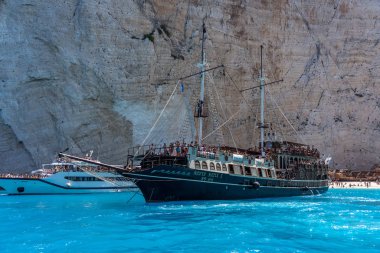 Zakynthos, Yunanistan - 20 Ağustos 2019: Turist dolu korsan gemisi gemisi Zakynthos 'un Navagio körfezinde durdu