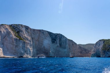 Navagio Körfezi 'nin uzak manzarası ve yaz öğlenleri sarp kayalıklar.