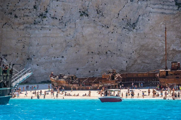 Zakynthos, Griekenland - 20 augustus 2019: Toeristen op schipbreuk baai Nvagio strand in de zomer middag — Stockfoto