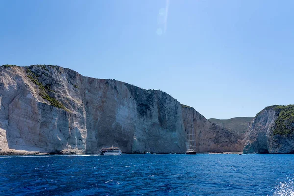 Afstandelijk uitzicht op Shipwreck bay Navagio en omliggende kliffen in de zomer middag — Stockfoto