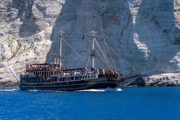 Zakynthos, Grekland - 20 augusti 2019: Piratskepp kryssningar fulla av turister iarriving i Zakynthos skeppsvrak Navagio Bay — Stockfoto