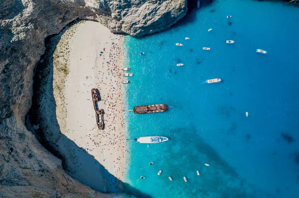 Zakynthos Navagio plajında turistler, yolcu gemileri ve yatlarla hava aracı görüntüsü. — Stok fotoğraf
