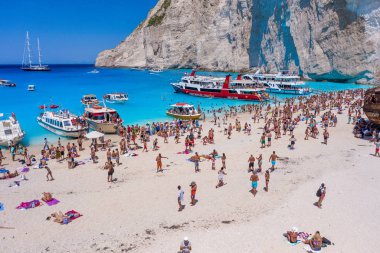 Zakynthos, Yunanistan - 20 Ağustos 2019: Zakynthos Gemi Enkazı Navagio plajında turistlerin insansız hava aracı görüntüleri