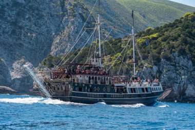 Zakynthos, Yunanistan - 20 Ağustos 2019: Zakynthos gemi enkazı Navagio körfezi yakınlarındaki İyon Denizi 'nde korsanca gemi seyahatleri