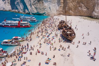 Zakynthos, Yunanistan - 20 Ağustos 2019: Turistler, gemi enkazı Navagio sahilinde terk edilmiş bir gemiyle yaz tatilinin tadını çıkarıyorlar
