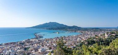 Yunanistan 'ın Zakynthos kenti, limanı ve adasının panoramik manzarası