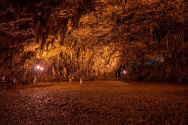 Kefalonia, Yunanistan - 22 Ağustos 2019: Sarkıt Drogarati mağarası içindeki Heyecan Odasında Turistler