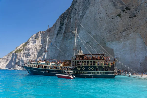 Zakynthos, Griekenland - 20 augustus 2019: Piraat schip stijl cruiseschip vol toeristen stoppen Zakynthos scheepswrak Navagio baai — Stockfoto