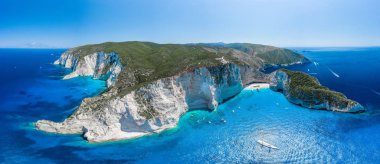 Zakynthos 'un kuzey uçağının İyon Denizi' ndeki Navagio plajı ve yatlarıyla görüntüsü.