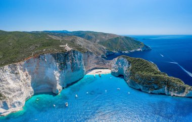 Zakynthos 'un kuzey uçağının İyon Denizi' ndeki Navagio plajı ve yatlarıyla görüntüsü.