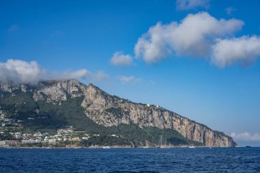 Anacapri ve Phoenican Basamakları 'nın uzak manzarası La Scala Fenicia, ada dağı boyunca uzanan taş merdiven.
