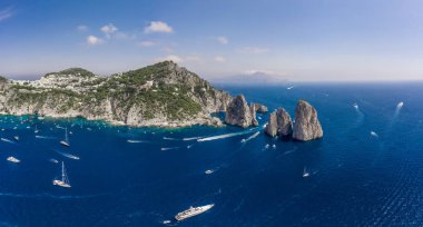 Güney Capri Adası kıyı şeridinin panoramik manzarası ve Tyrhenian denizindeki faraglioni kireçtaşı kayalıkları