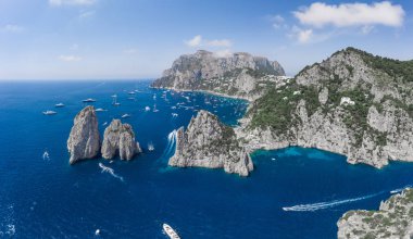 Doğu Capri Adası kıyı şeridinin hava panoramik manzarası ve Tyrhenian denizindeki faraglioni kireçtaşı kayalıkları