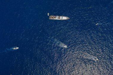 Yazın Capri Adası yakınlarındaki Tyrhenian denizinde lüks yatın insansız hava aracı görüntüsü.
