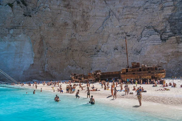 Zakynthos, Griekenland - 20 augustus 2019: Toeristen op schipbreuk baai Nvagio strand in de zomer middag — Stockfoto