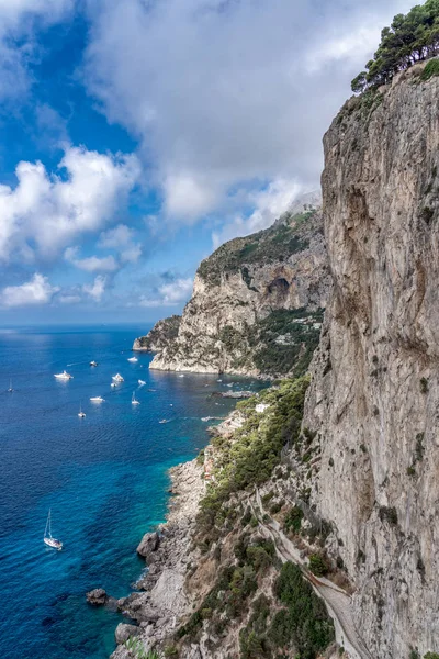 Crag klippa vid Tyrrenska havet på sommaren med dramatiska kupper, utsikt från Garden of Augustus, Capri — Stockfoto