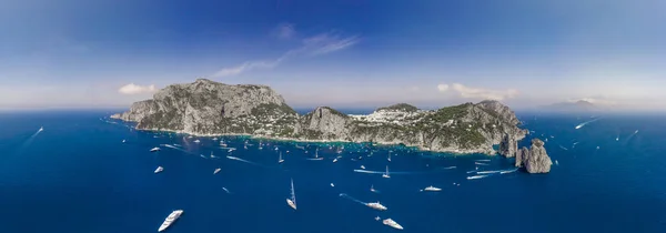 Panoramisch uitzicht op de kust van het eiland Capri en de kalksteenrotsen van faraglioni in de Tyrreense zee — Stockfoto