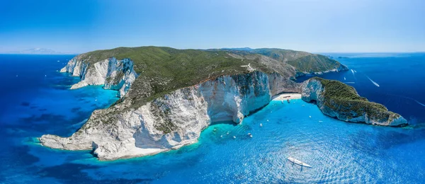 Zakynthos 'un kuzey uçağının İyon Denizi' ndeki Navagio plajı ve yatlarıyla görüntüsü.