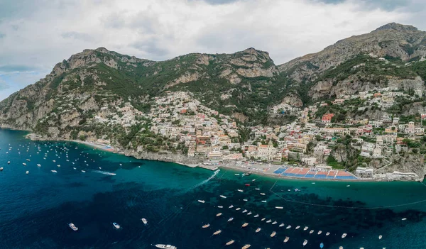 Flygdrönare panoramautsikt över Positano byn stranden i Amalfikusten — Stockfoto