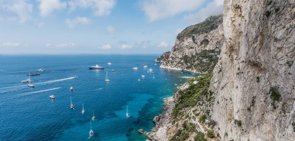 Yazın Tyrhenian Denizi kıyısındaki kayalık Augustus Bahçesi, Capri manzaralı dramatik coud 'larla — Stok fotoğraf