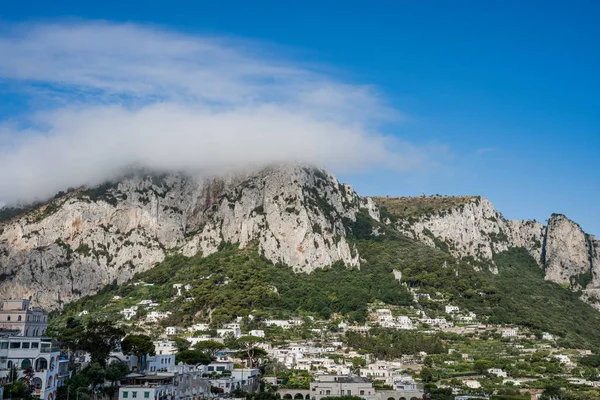 Ciężka mgła na wyspie Monte Solare na wyspie Capri w okresie letnim z wioskami na górze — Zdjęcie stockowe